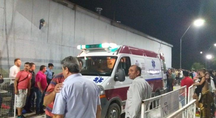 阿根廷狂欢节观众太嗨:跳塌看台 瞬间"消失" 阿根廷狂欢节观众太嗨:跳塌看台 瞬间"消失"