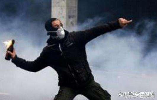 用燃烧瓶攻击坦克,会不会把坦克里面的士兵热