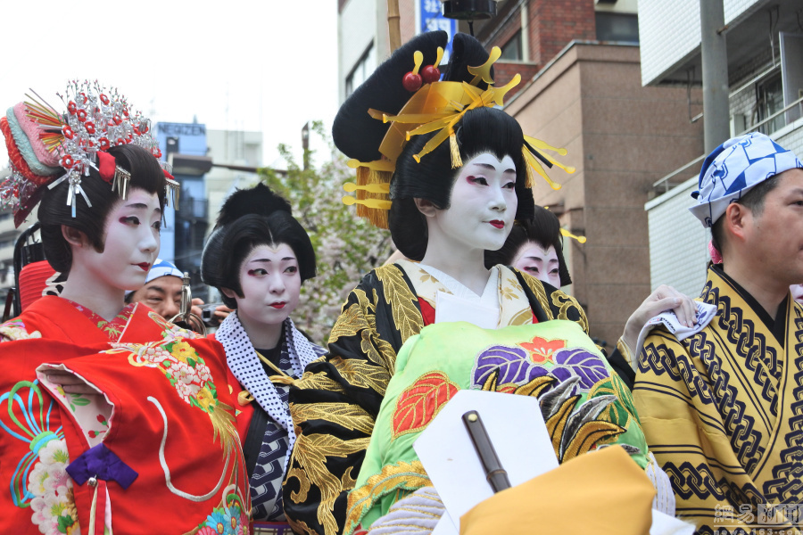 东京再现吉原艺妓头牌街上行游众人围观