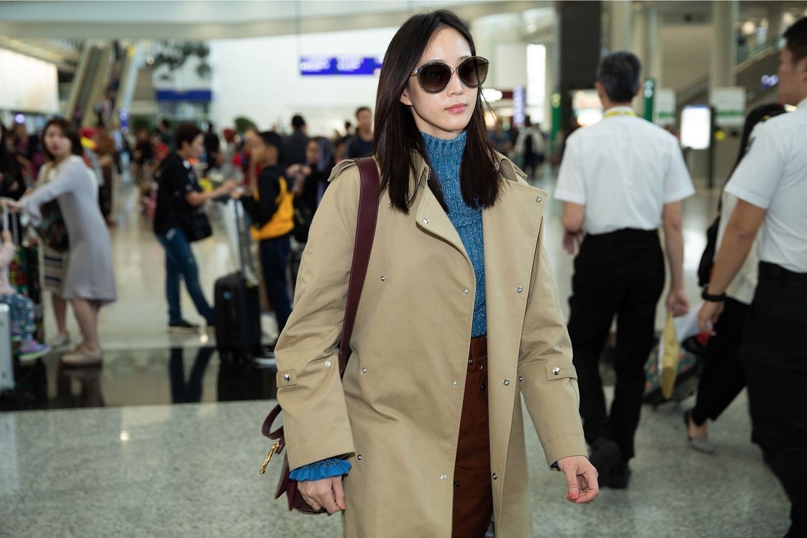 张钧宁穿驼色风衣温度与风度并存 打底裤与背