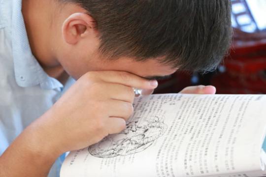 十一年艰苦学习 盲人借水晶球当"眼睛"考上研究生