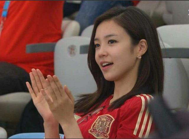 又是她!4年前经典回头一笑 清纯小妹重返世界杯 又是她!4年前经典回头一笑 清纯小妹重返世界杯