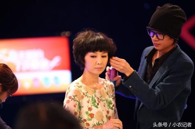 《手机》女主原型终于发声!站队崔永元,8字回