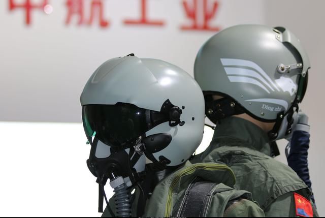 歼20头盔显示器高清曝光,空军院士顾问亲身体