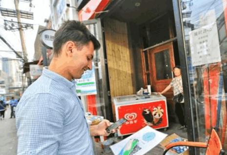 英国小哥来中国旅游,体验了手机支付后大呼:中