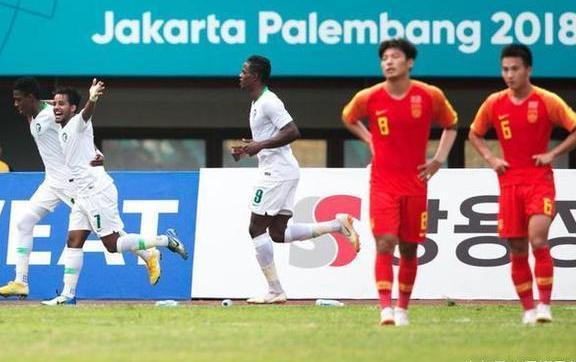 半场崩盘!U23国足亚运被沙特打爆,球迷怒斥:两