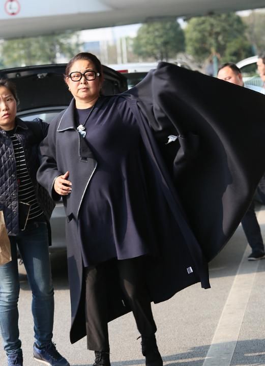 59岁倪萍素颜显发福 街边小贩看到之后哭了