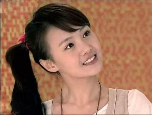 郑爽街头抽烟被拍,粉丝这回答很暖心