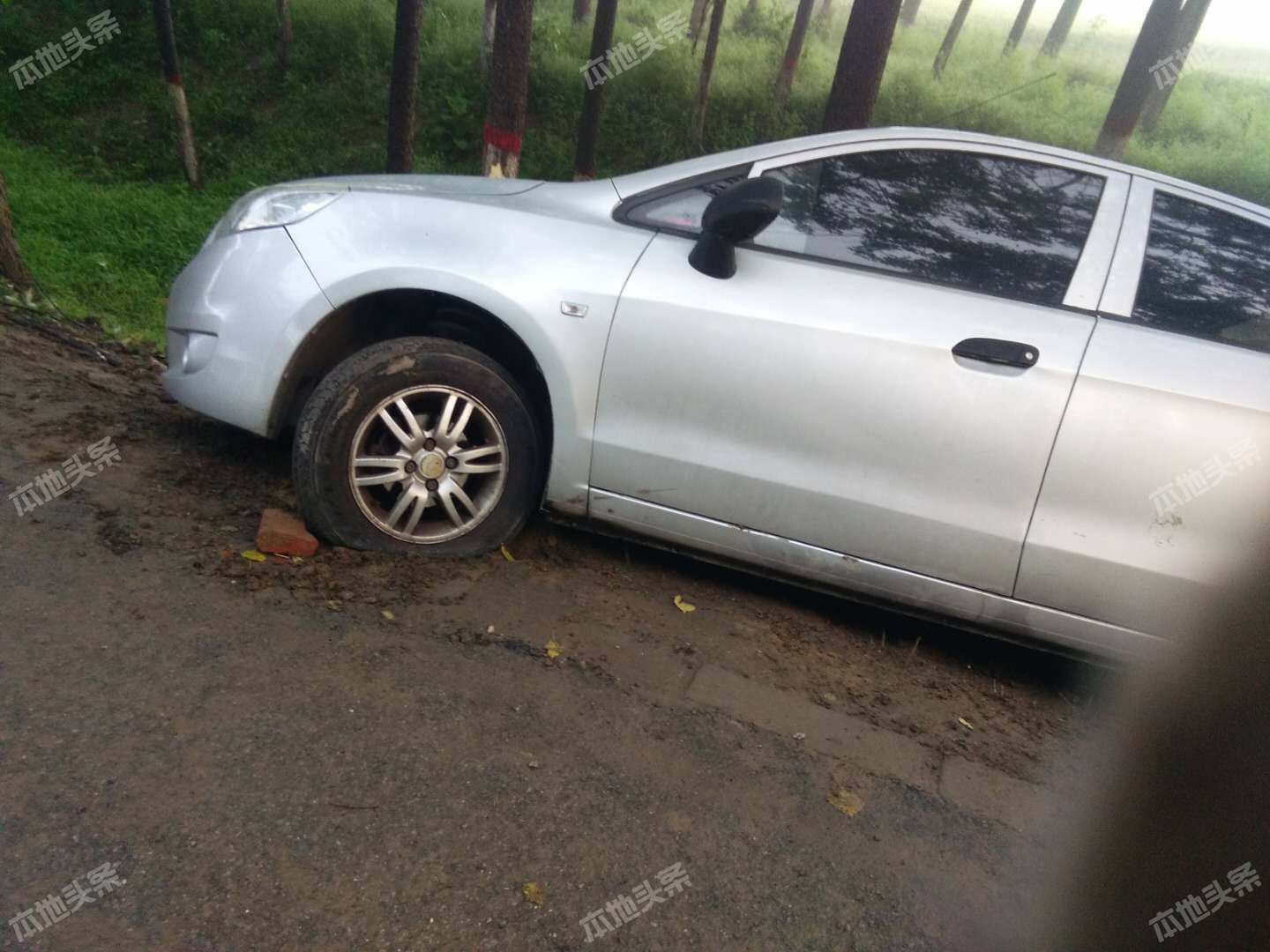 项城西高速附近,一新手驾驶一辆新车,发生侧滑