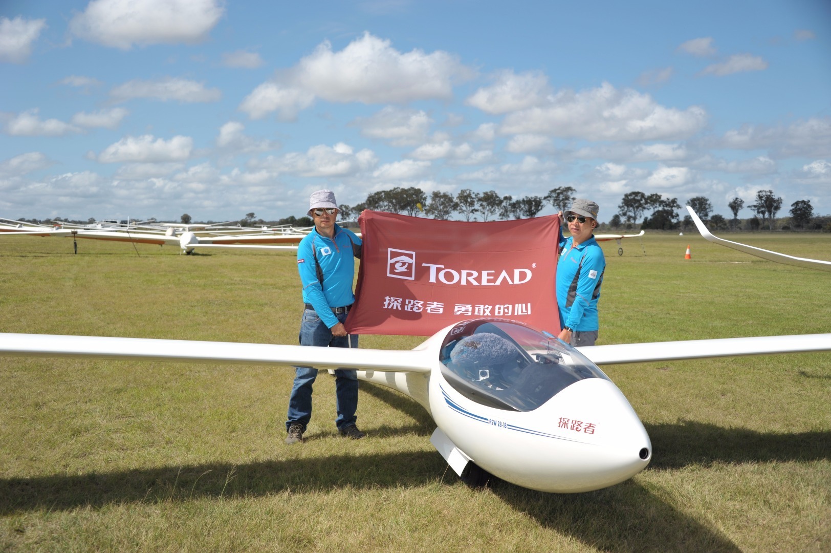 杜鹏和商广伟演示滑翔机组装过程 杜鹏和商广伟演示滑翔机组装过程