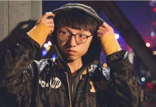 职业选手的过去,Uzi曾经是自家网吧的网管,厂长