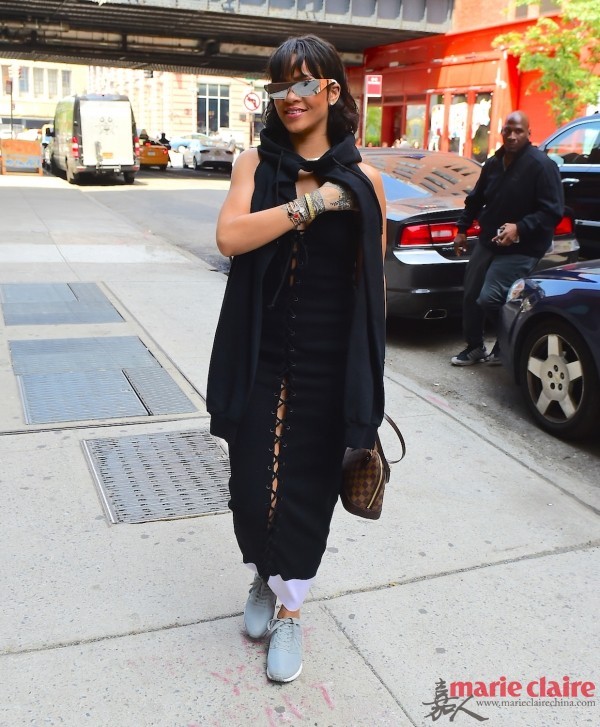 蕾哈娜出街。她戴镜面太阳镜，身穿黑白拼色绑带拼接连身裙，外搭黑色帽衫，手拎Louis Vuitton棕色格纹包袋，脚踩灰色运动鞋。
