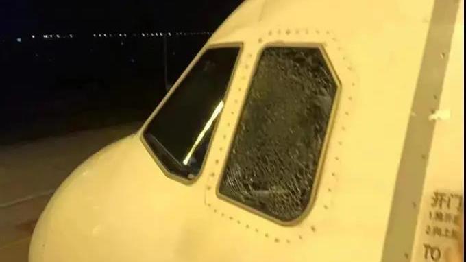 突发! 客机万米高空紧急下降!风挡玻璃裂了,飞机还安全吗? 突发! 客机万米高空紧急下降!风挡玻璃裂了,飞机还安全吗?