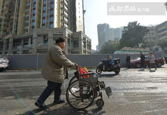 老伴儿因病离世 91岁大爷仍每天推着她曾坐过