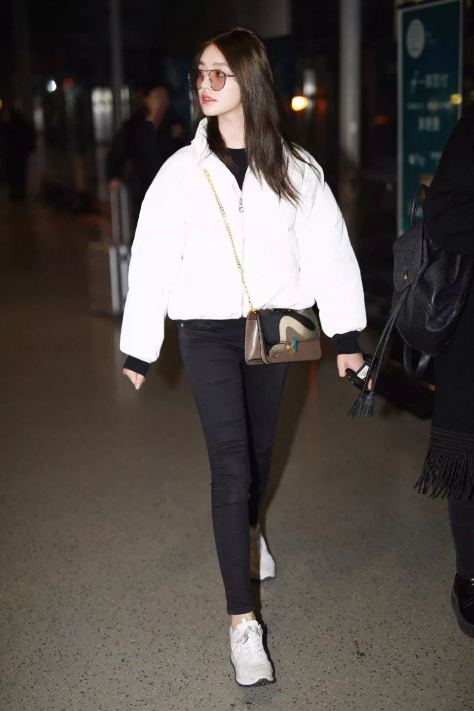 羽绒服还是内搭黑色好,时髦显瘦错不了!