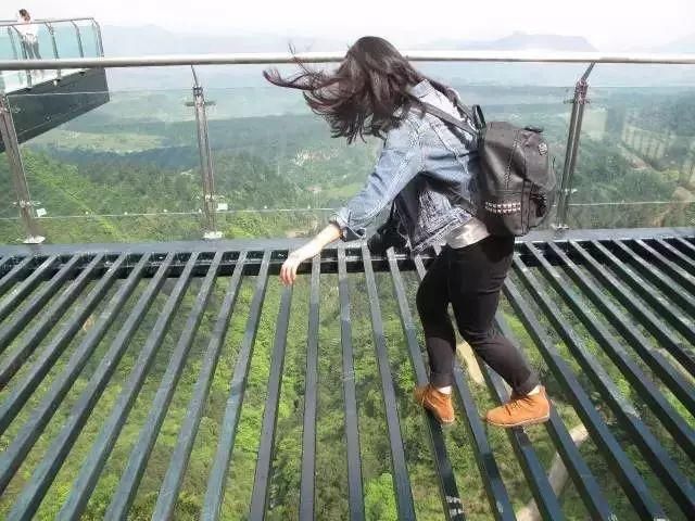 胆大的来重庆!世界最长悬挑空中玻璃长廊,比张