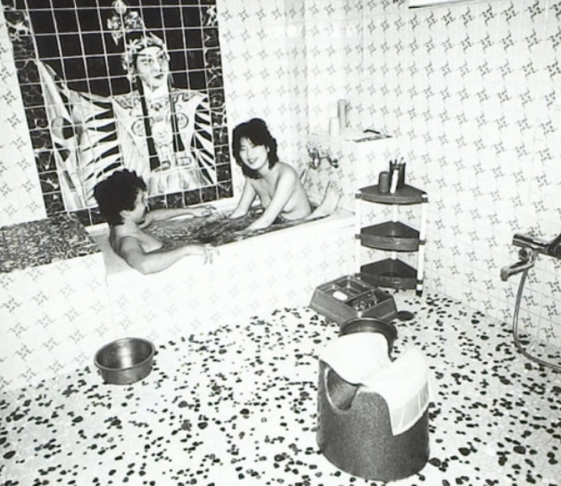 1980年代日本东京新宿的红灯区,一名女子正为客人服务。