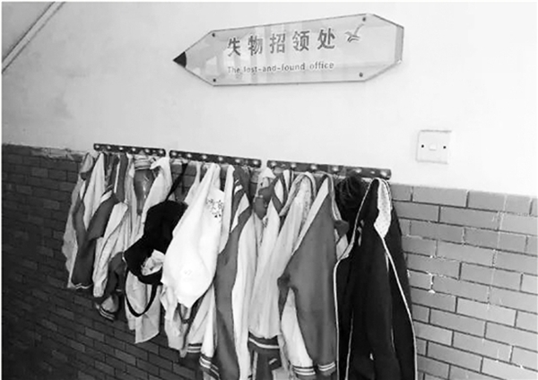 杭州某小学的失物招领处,总是挂满了校服