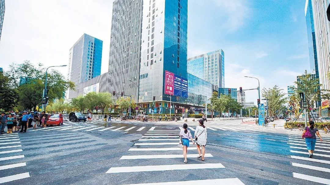 【新时代首都发展巡礼】“让”出温情斑马线 【新时代首都发展巡礼】“让”出温情斑马线