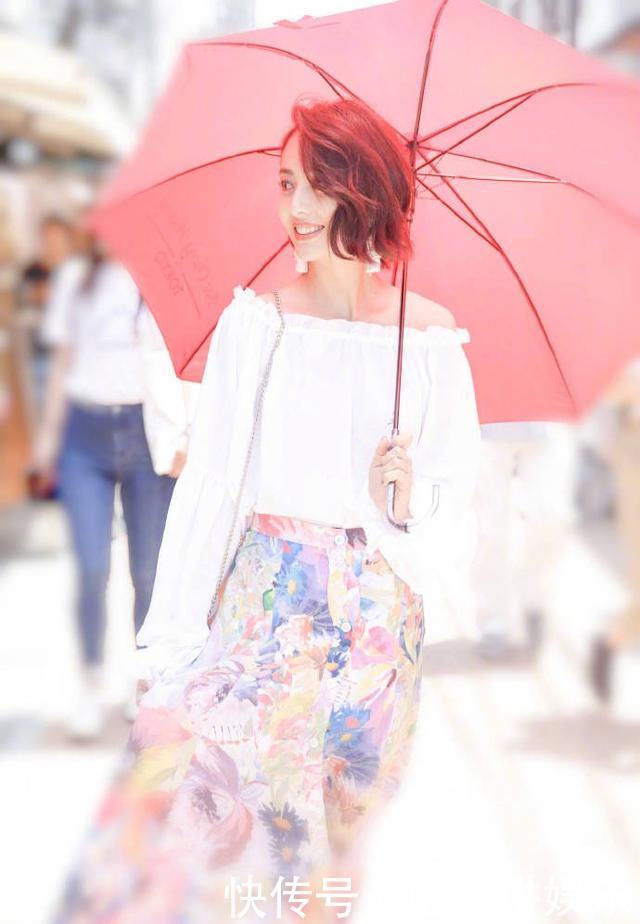 33岁佟丽娅与26岁迪丽热巴,同穿半身印花裙,居