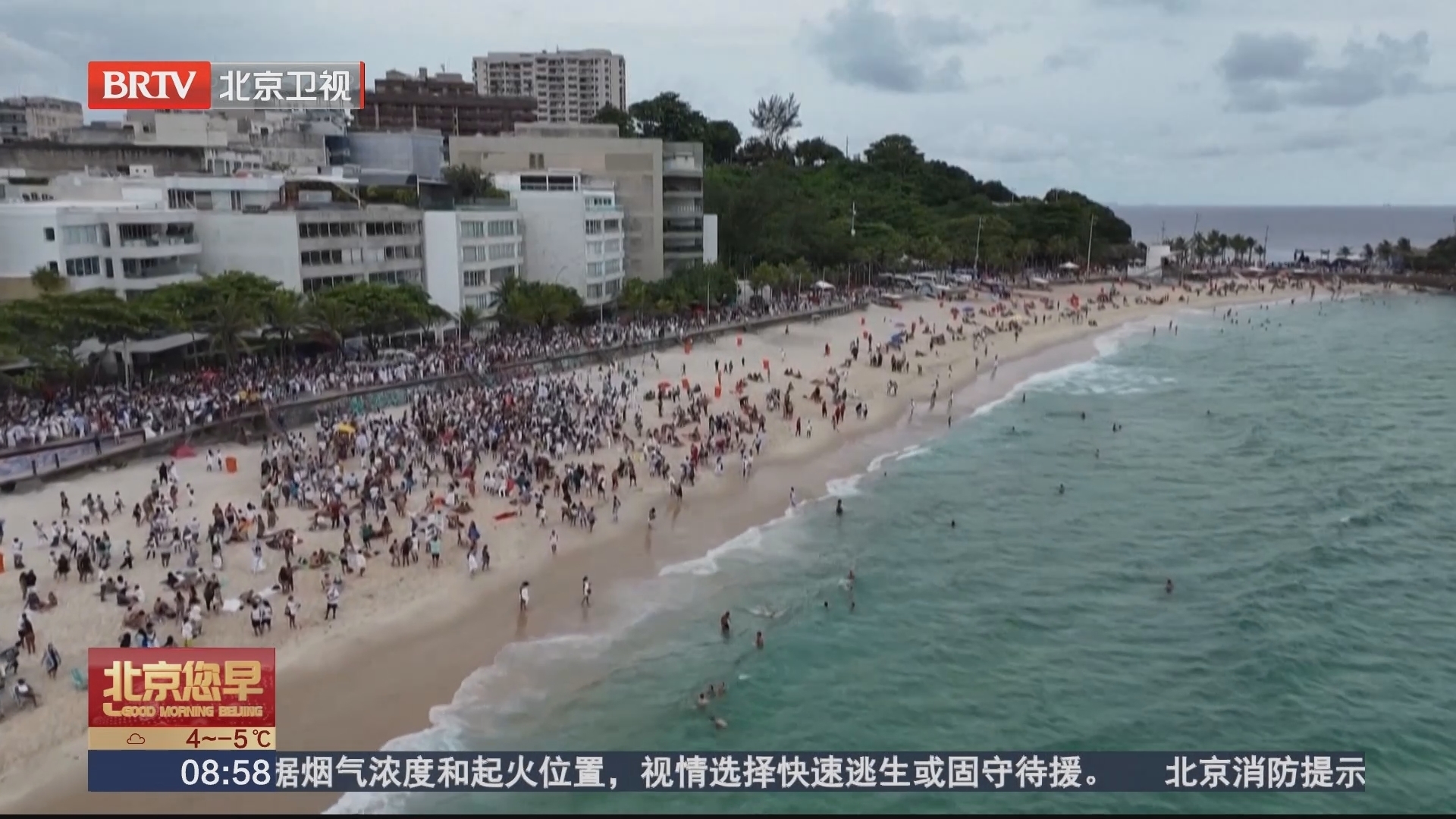 巴西举行传统庆祝活动 向女海神献花祈福