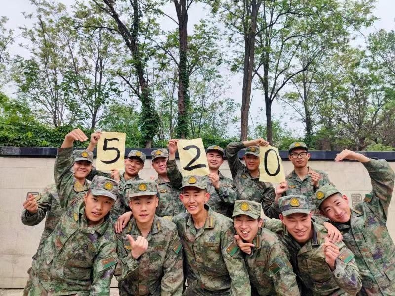 兵哥兵姐：“我在远方说爱你”