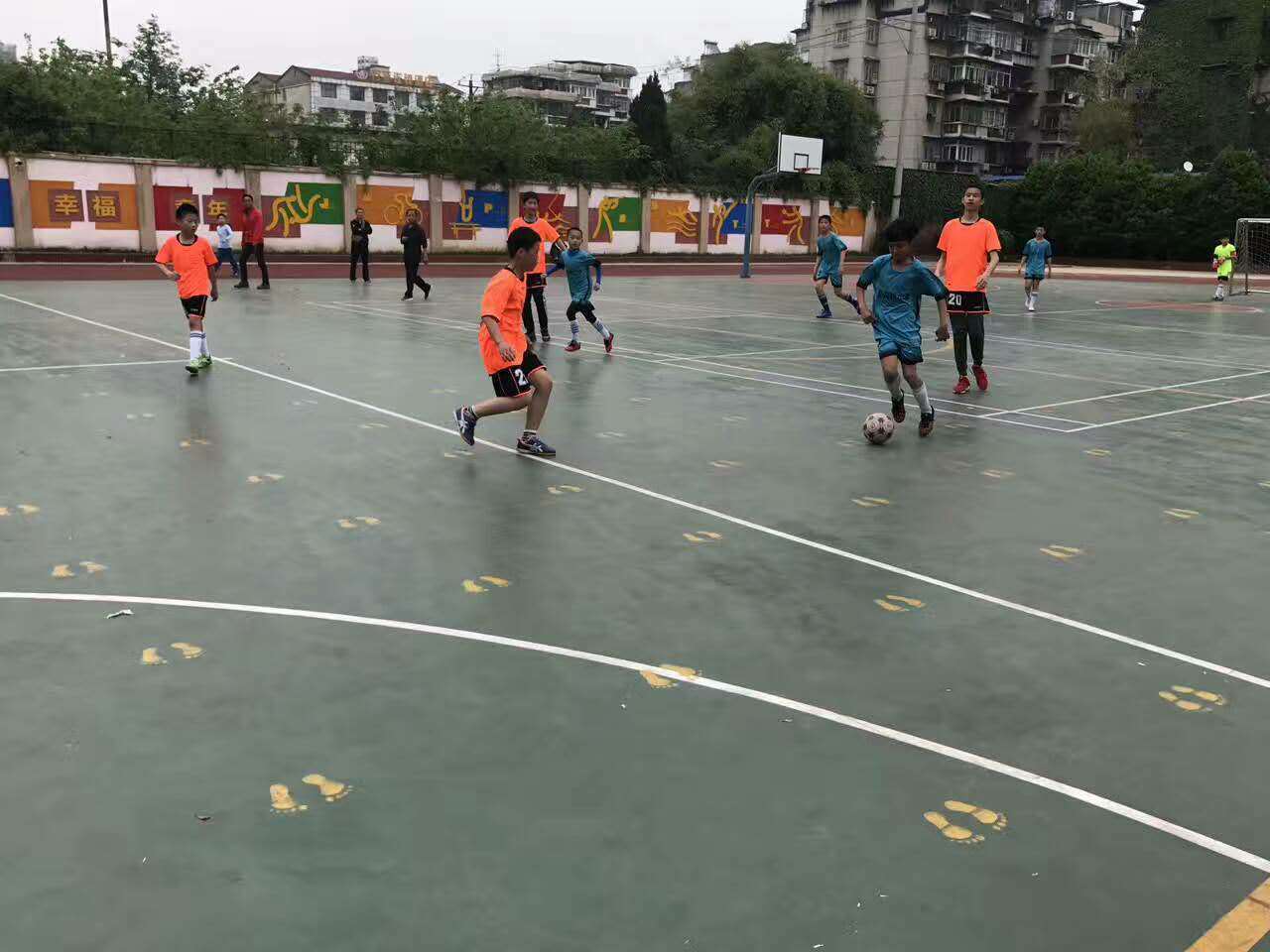 然而在球场拆除停业后，孩子们被迫回到坚硬的水泥场地踢球，对身体的损害极大。