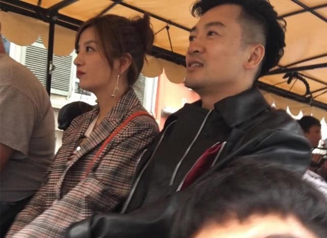 赵薇苏有朋相谈甚欢,过亿身价的电灯泡被晾一