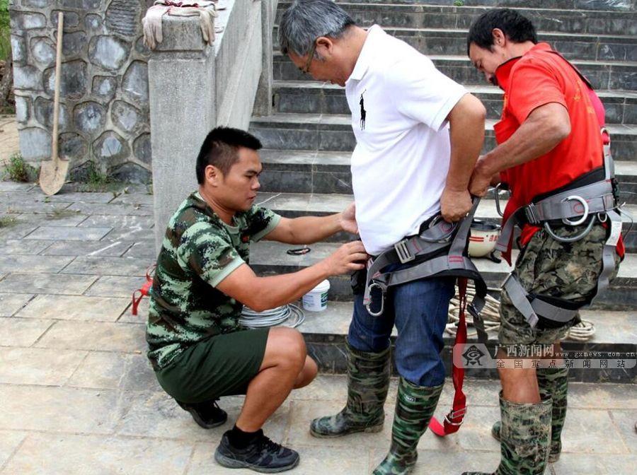 研究员李珍在消防人员协助下,戴上安全带.记者 陈创明 摄