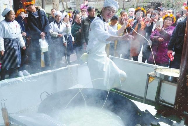 成都拉面小哥走红后开直播 光打赏就有2万