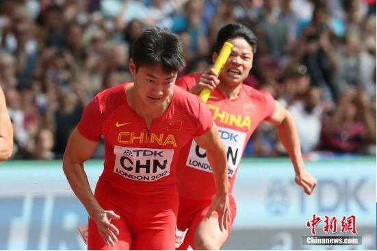 8月12日,苏炳添与张培萌进行交接棒. 中新社记者 韩海丹 摄