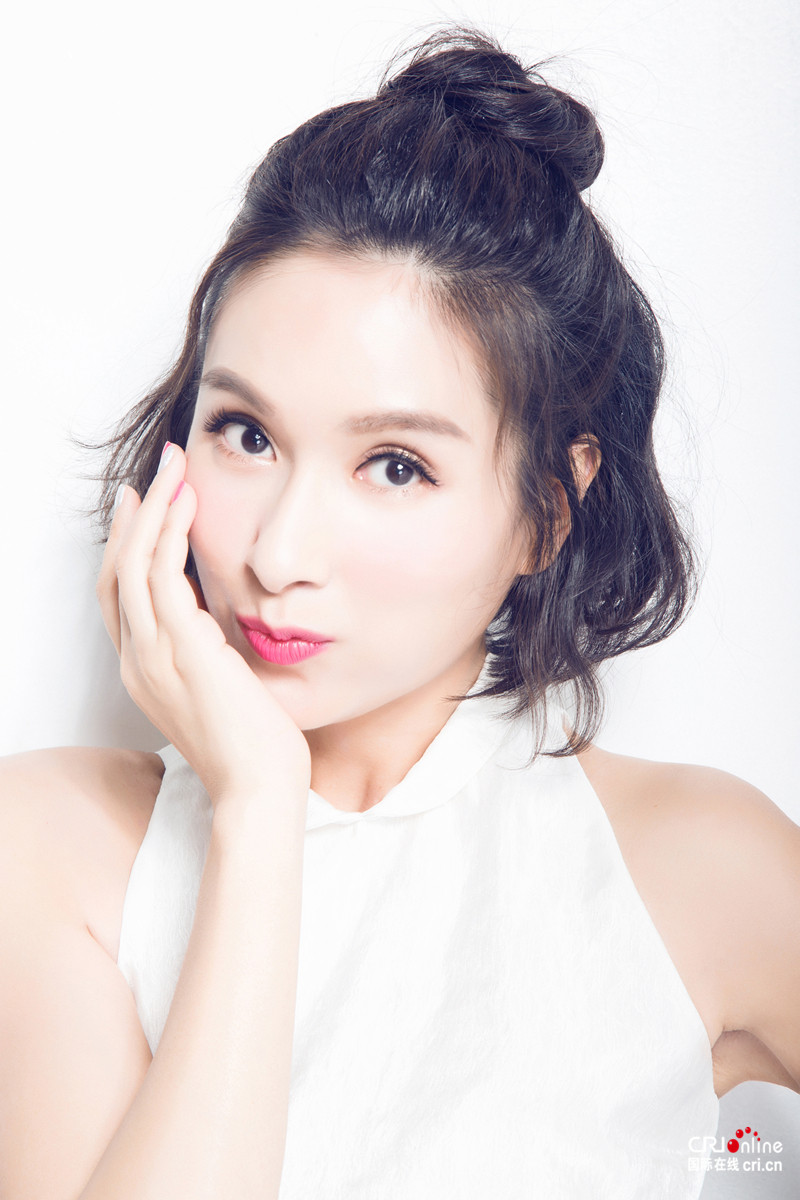 杨恭如初秋休闲大片 丸子头嘟嘴卖萌俏皮如少女