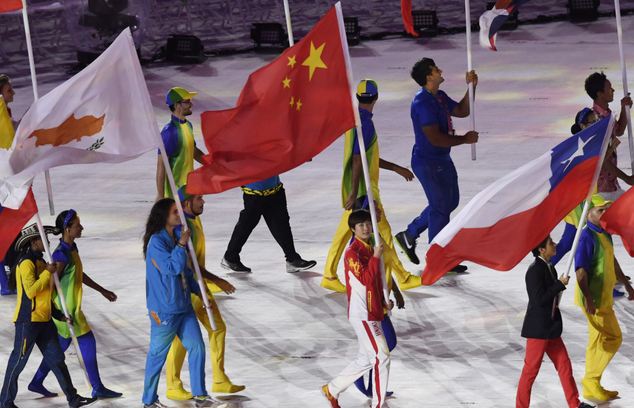 2016里约奥运会闭幕式 丁宁高举五星红旗入场