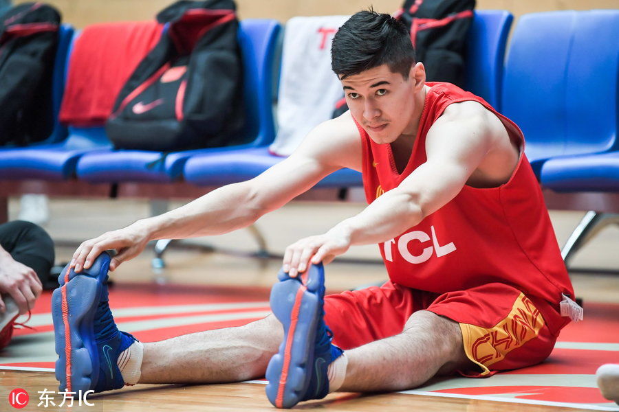 脱衣有肉!中国男篮红队赛前训练 方硕场边换衣