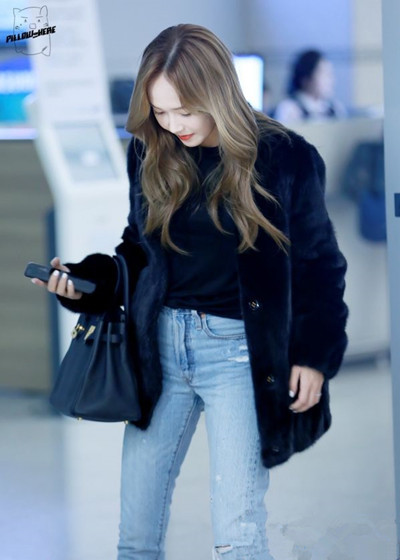 郑秀妍私服穿衣搭配示范 皮草 牛仔裤静谧又奢华