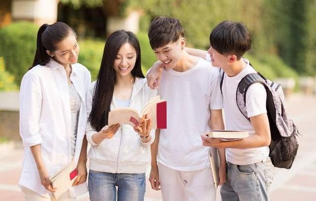 姑娘结婚没钱做嫁妆,闺蜜借了10万,没想到4年