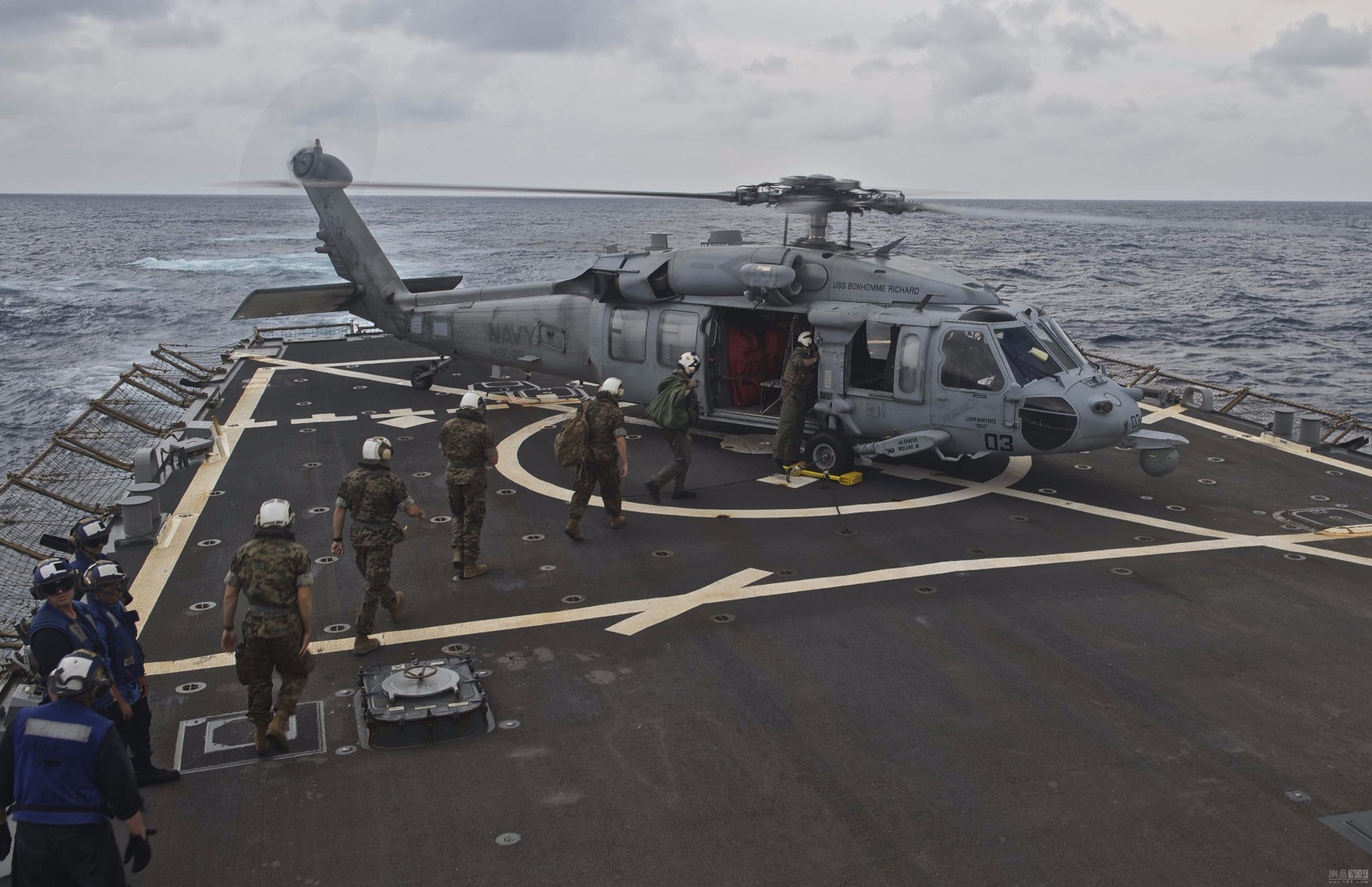 10月14日美国海军黄蜂级两栖攻击舰“好人理查德”号(LHD 6)和惠德贝岛级船坞登陆舰“日耳曼城”号（LSD 42）及两艘伯克级驱逐舰和两艘补给舰组成的舰队继续在南海训练。