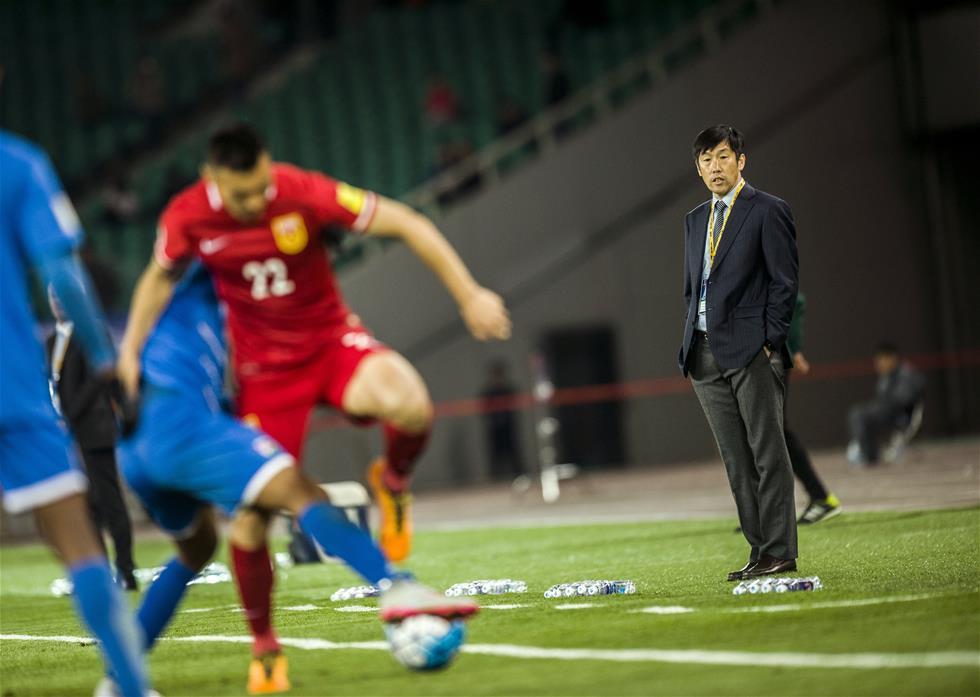 图为2016年3月24日，时任中国队临时主教练的高洪波在场边观赛。当日，在武汉举行的2018年俄罗斯世界杯预选赛亚洲区C组比赛中，中国队以4比0战胜马尔代夫队。