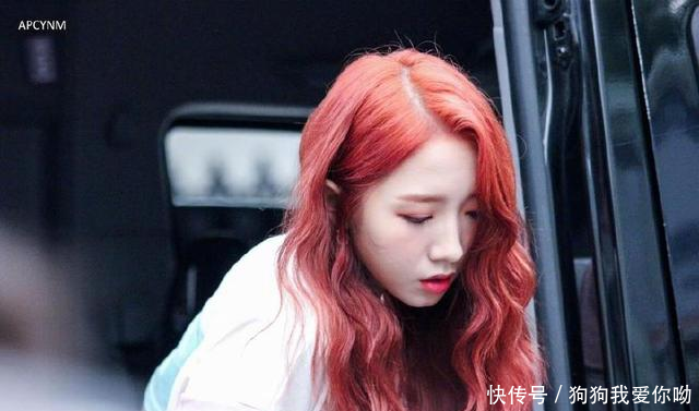 火箭少女孟美岐16岁抽烟太妹照曝光,网友怪不