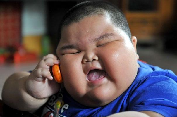 中国最胖儿童胖到连眼睛都睁不开,妈妈们注意孩子长胖是有原因的