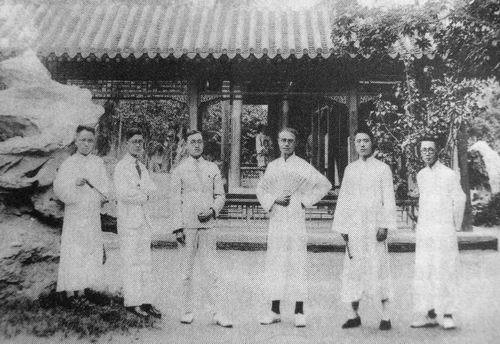 1924年至1929年老舍应聘到英国伦敦大学东方学院去教书，当一名教官话和中国古典文学的讲师，为期五年。在英期间老舍利用假期创作了三部长篇小说《老张的哲学》、《赵子曰》、《二马》，走上文坛。1930年老舍回到故乡北京。当年6月与好友在中南海合影，左起王向辰、老舍、杨云竹、白涤洲、祁伯文、何容。（青岛画报）