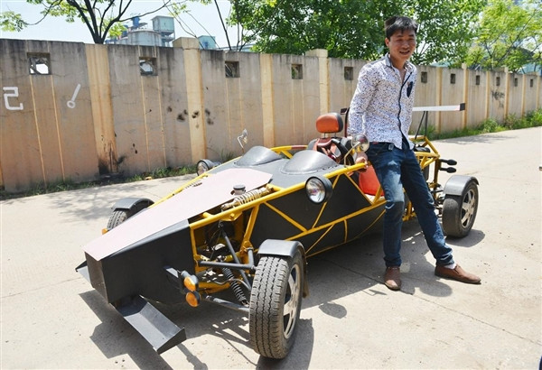 湖南株洲34岁的汽车修理工文超用21天的时间打造出一台仿版“原子跑车”，时速最高233公里，成本仅为9000元。全车流线型造型，四轮独立悬挂，中置后驱，车辆的发动机来自于一台旧奥拓车，功率39马力。曾经测过，仿版“原子跑车”大概在10秒左右就可加速到100码，最高时速可达145码左右。（资料来源：红网）