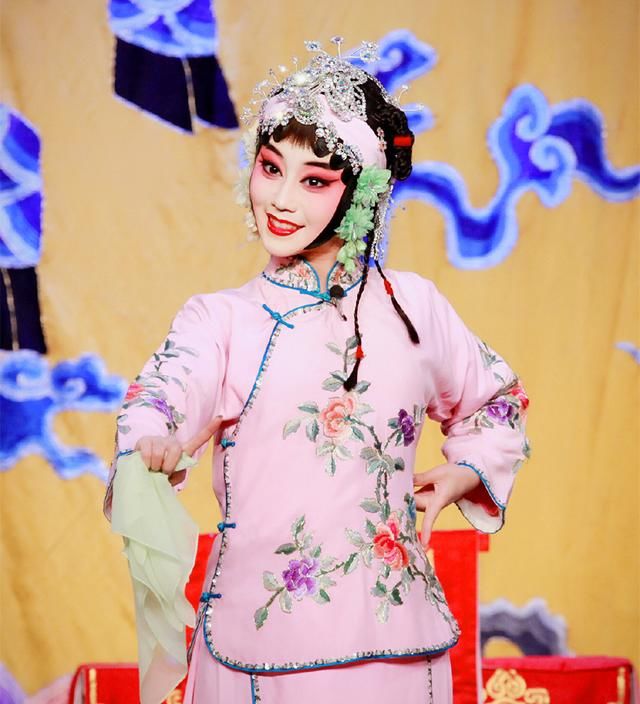 玩抖音唱京剧花旦王梦婷不走寻常路 与德云社郭德纲合作一炮而红