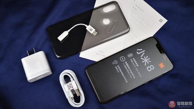 小米8开箱图赏:雷军承认刘海屏难看,但用习惯