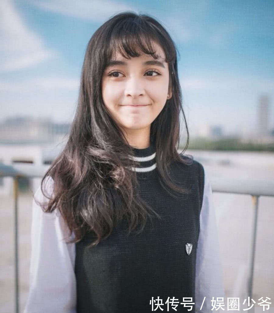 她是张云龙女友,更是得到杨幂的力捧,比热巴还