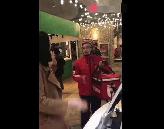 服务员听不懂英语等餐外卖小哥一顿翻译还说的