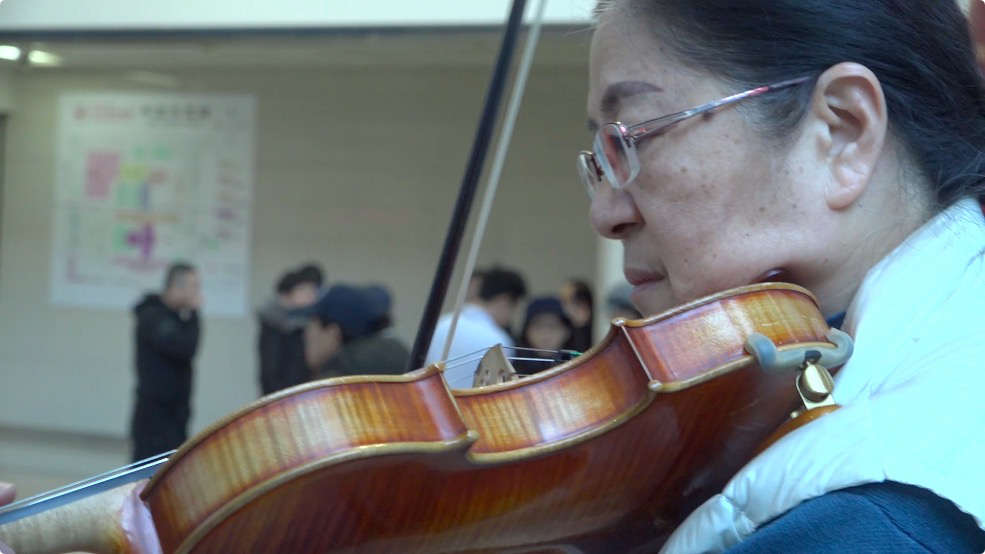 医院大厅的钢琴声引众人聆听 患者提出点曲时竟让演奏者落泪 医院大厅的钢琴声引众人聆听 患者提出点曲时竟让演奏者落泪