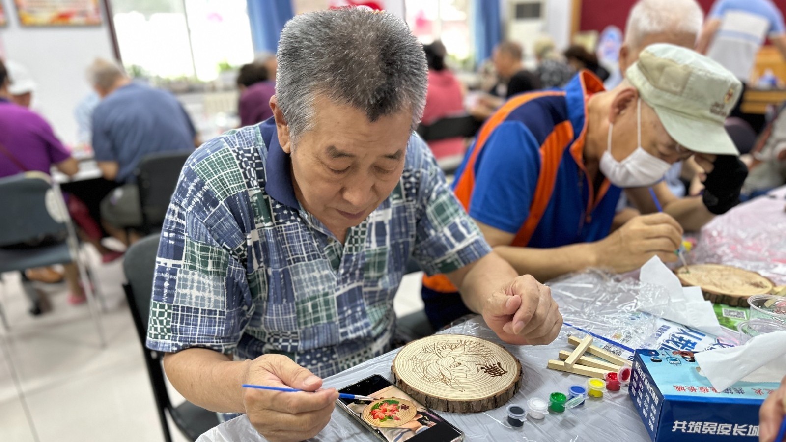 手绘莲花 心种廉洁 石景山鲁谷街道依翠园北社区开展手工DIY活动