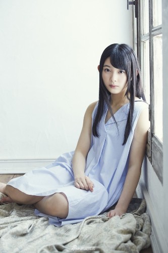 组图:日本16岁偶像柿崎芽实写真曝光 温柔可人上演少女情怀