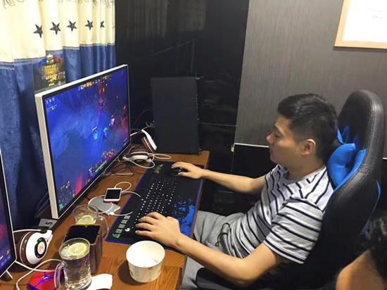 斯诺克进入休赛期,丁俊晖用游戏来放松?